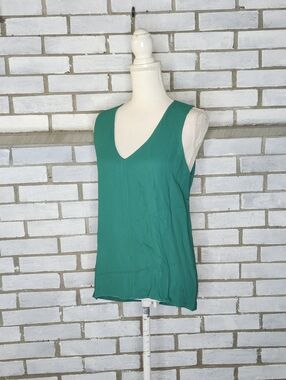 J.Crew Women's Size 4 Emerald Green Crepe Sleeveless Pleat Back V Neck Top